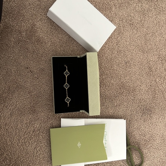 Black clover motif bracelet - Picture 2 of 3